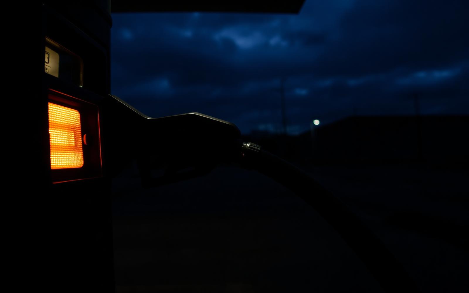 Diesel-Zapfpistole an der Tankstelle in der Dämmerung